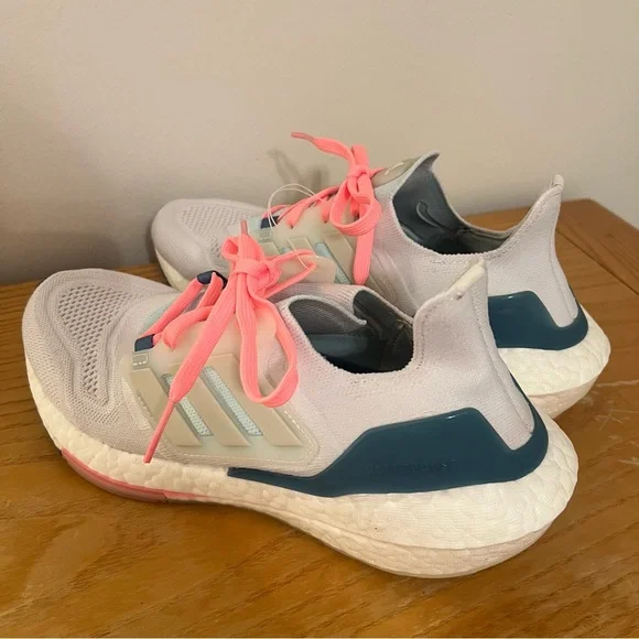 {Adidas} Ultraboost 22 Women’s Running Shoes - Picture 2 of 11